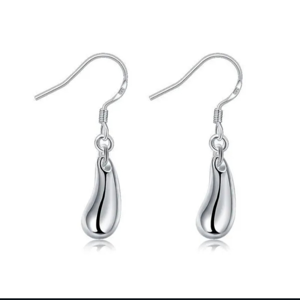 🌟🌟NEW🌟🌟CLASSY!! 925 Sterling Silver Teardrop/Waterdrop Dangle Earrings